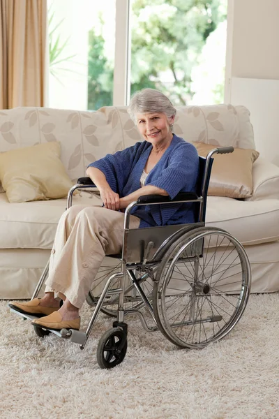 Mulher aposentada em sua cadeira de rodas — Fotografia de Stock