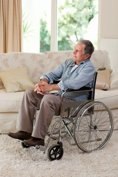 Starszy człowiek na wózku — Zdjęcie stockowe