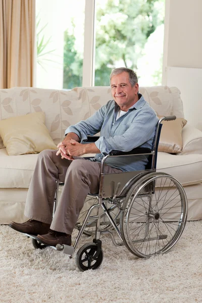 Homme âgé dans son fauteuil roulant — Photo