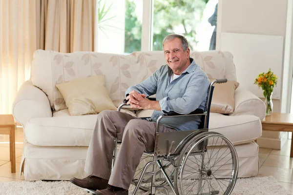 Homem idoso em sua cadeira de rodas — Fotografia de Stock