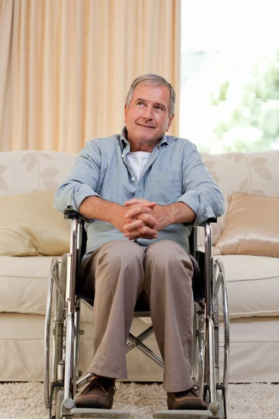Homme âgé dans son fauteuil roulant — Photo