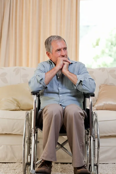彼の車椅子の年配の男性人 — ストック写真
