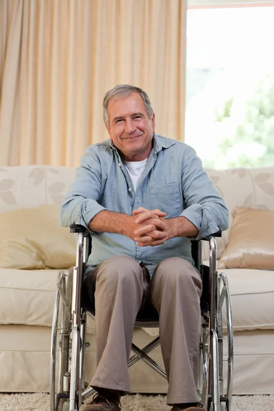 Senior man in zijn rolstoel — Stockfoto
