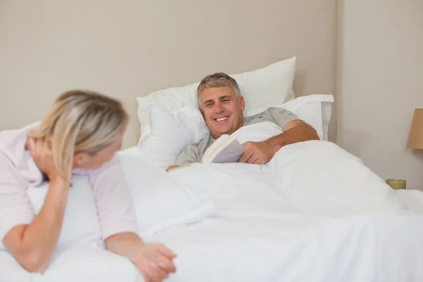 침대에서 남편과 함께 이야기 하는 여자 — 스톡 사진