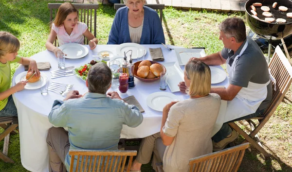 Comer en familia en el jardín —  Fotos de Stock