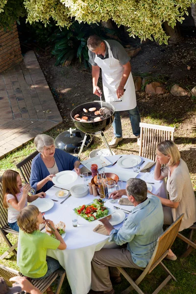 Famiglia che mangia in giardino — Foto Stock