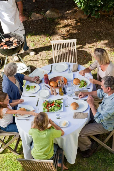 Bahçede yemek aile — Stok fotoğraf