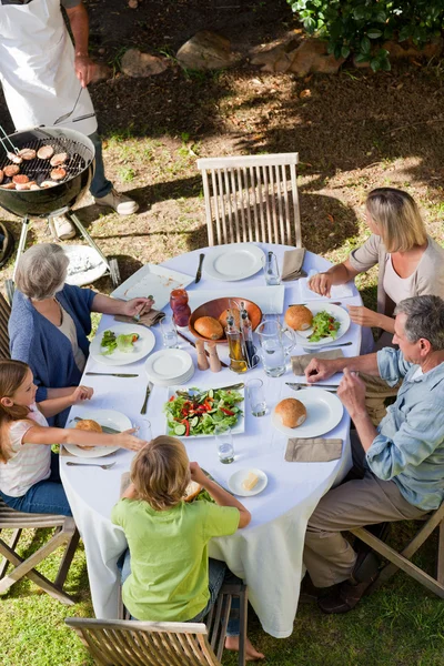 Família comendo no jardim — Fotografia de Stock