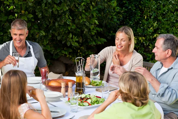 Underbara familj äta i trädgården — Stockfoto