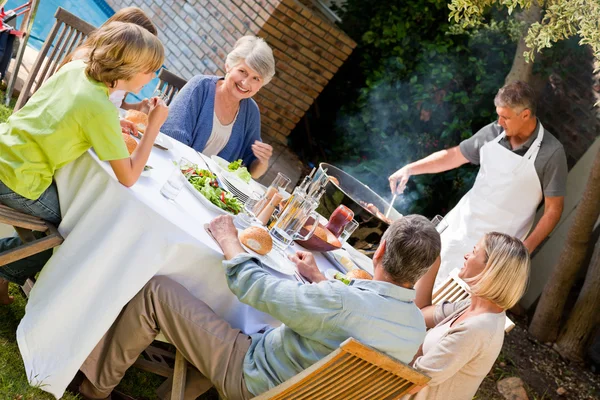 정원에서 식사 하는 사랑 스러운 가족 — 스톡 사진