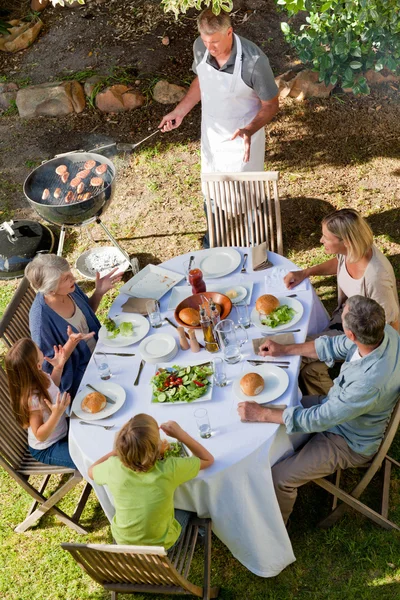 Schöne Familie essen im Garten — Stockfoto