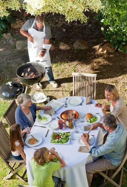 Hermosa familia comiendo en el jardín —  Fotos de Stock