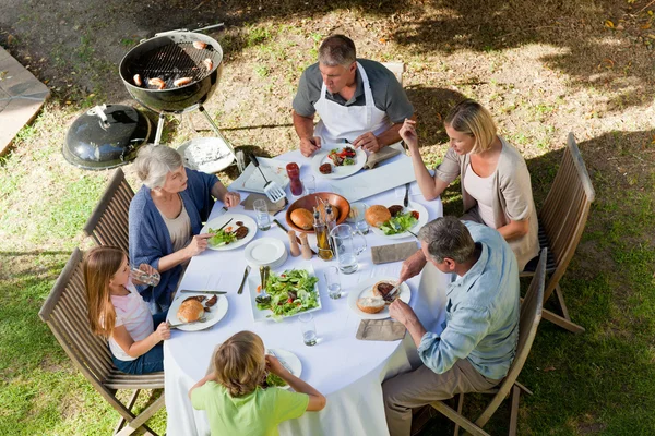 Schattig familie eten in de tuin — Stockfoto