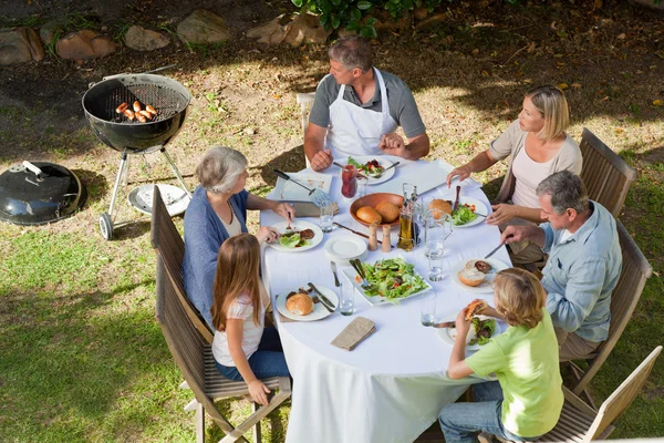 Αξιολάτρευτο οικογένεια τρώει στον κήπο — Φωτογραφία Αρχείου