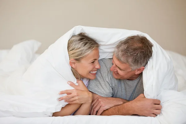 Man die een massage geeft aan zijn vrouw — Stockfoto