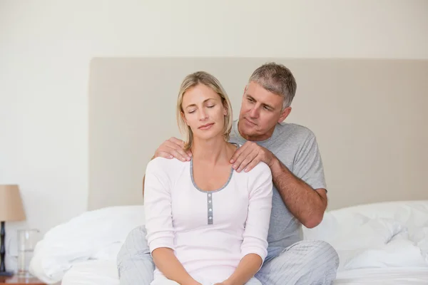 Hombre dando un masaje a su esposa —  Fotos de Stock