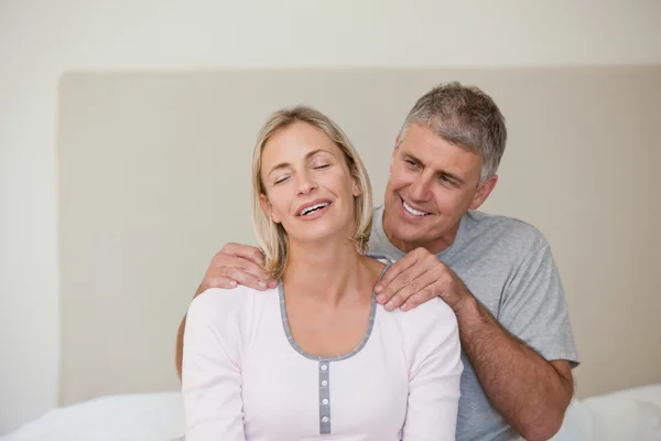 Mann gibt seiner Frau eine Massage — Stockfoto