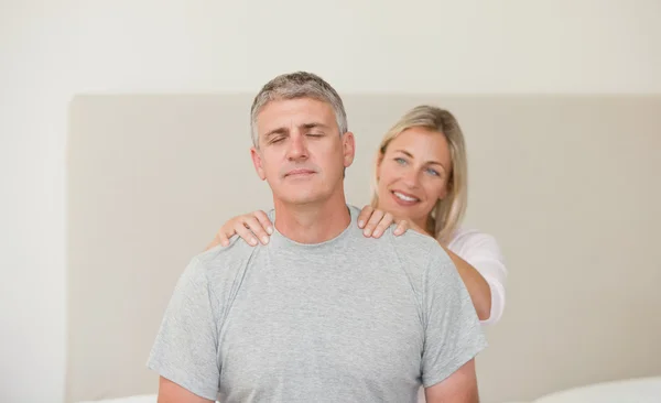 Frau gibt ihrem Mann eine Massage — Stockfoto