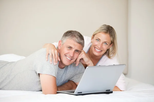 Lovely couple looking at the camera — Stock Photo, Image