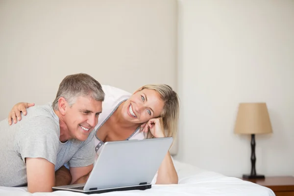 Прекрасная пара смотрит на свой ноутбук — стоковое фото