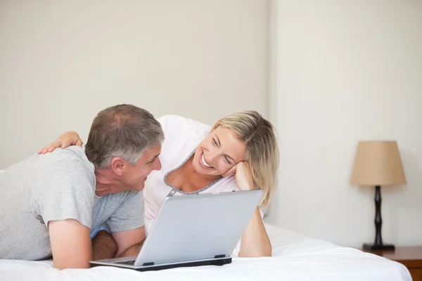 Schönes Paar schaut auf seinen Laptop — Stockfoto
