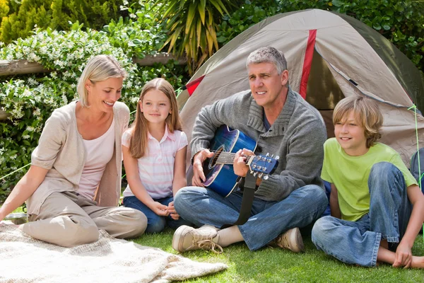 Família feliz acampar no jardim — Fotografia de Stock