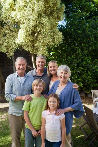 Портрет счастливой семьи, смотрящей в камеру — стоковое фото