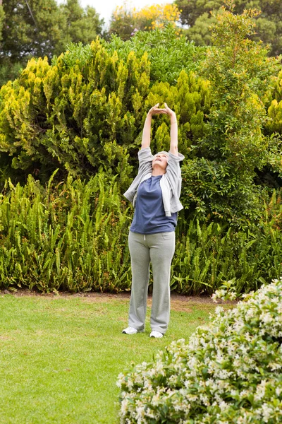 Mujer jubilada haciendo sus streches en el jardín —  Fotos de Stock