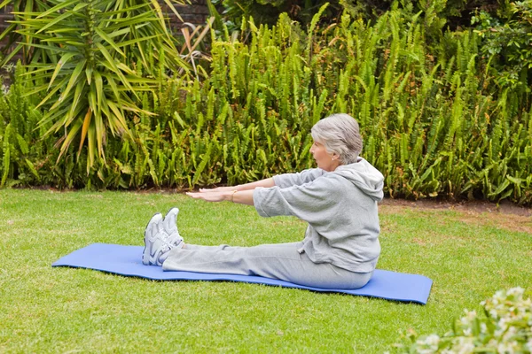 Senior woman doing her streches — Stock Photo, Image