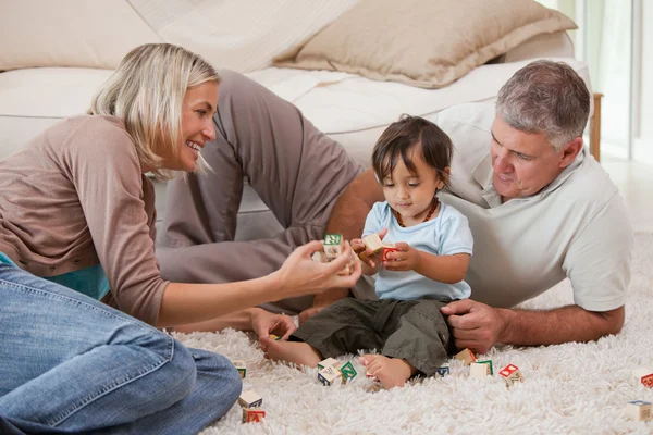 Syn hraje s jeho rodiči — Stock fotografie