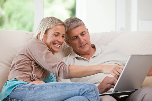 Paar schaut auf seinen Laptop — Stockfoto