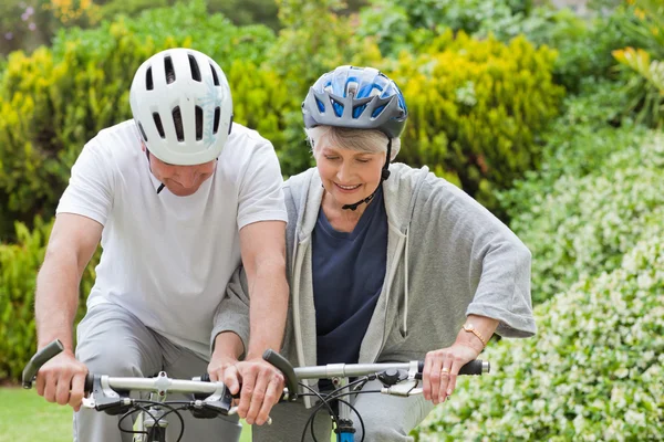 Äldre par mountainbike utanför — Stockfoto
