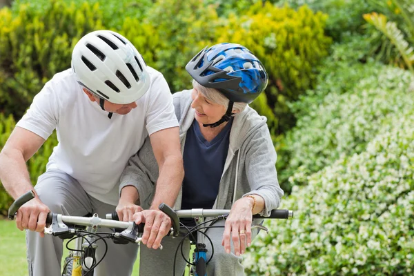 Ältere Paar Mountainbiken draußen — Stockfoto