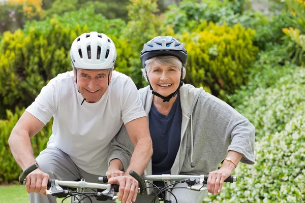 Mature couple mountain biking outside — Stock Photo, Image