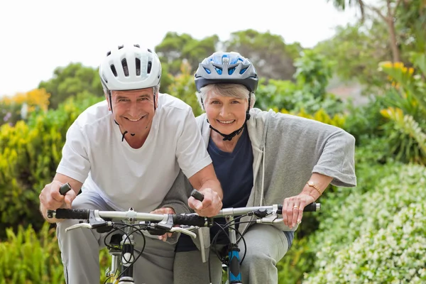Pasangan dewasa bersepeda gunung di luar — Stok Foto