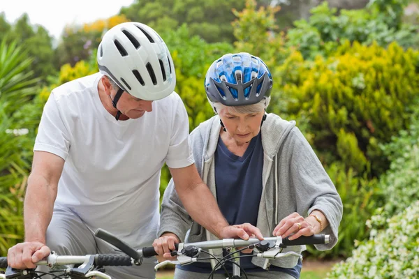 Ältere Paar Mountainbiken draußen — Stockfoto