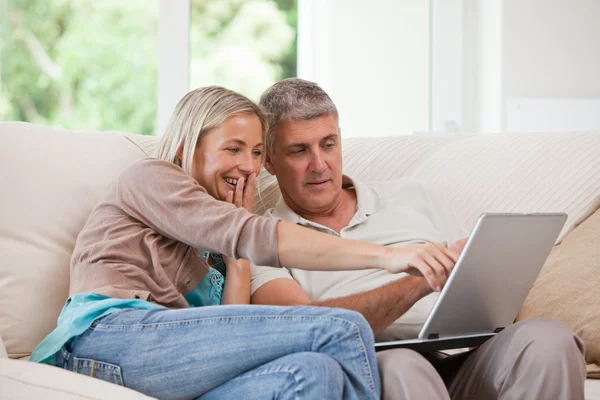 Couple regardant leur ordinateur portable — Photo