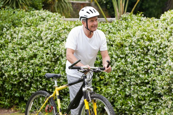 Dojrzały człowiek z jego rower górski — Zdjęcie stockowe