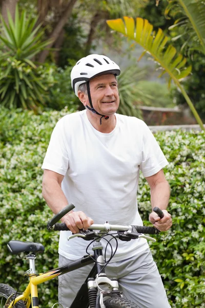 Dojrzały człowiek z jego rower górski — Zdjęcie stockowe