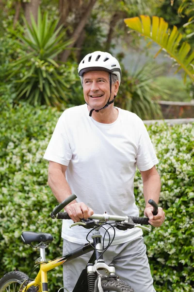 Volwassen man lopen met zijn mountainbike — Stockfoto