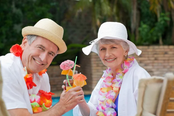 Glad äldre par dricka cocktails och rosta varandra — Stockfoto