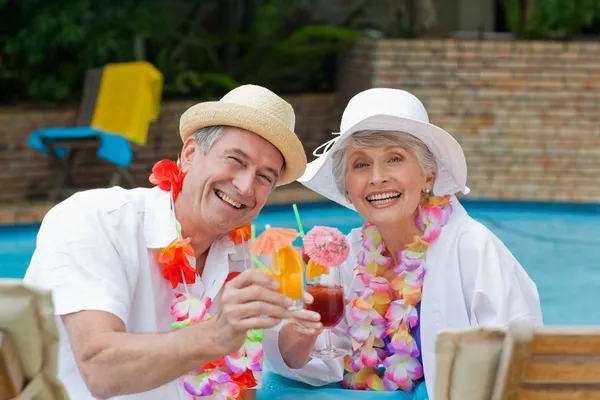 Szczęśliwa para starszy picia koktajl i opiekania siebie — Zdjęcie stockowe