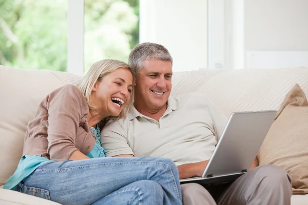 Couple regardant leur ordinateur portable — Photo