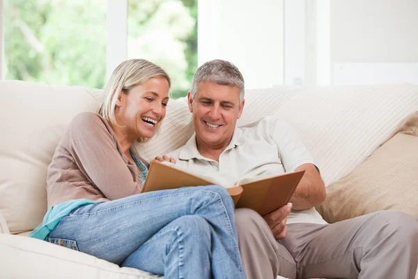 Couple looking at their photo album — Stock Photo, Image