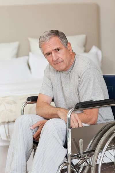 Doordachte senior man in zijn rolstoel — Stockfoto