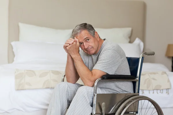 Pensativo hombre mayor en su silla de ruedas —  Fotos de Stock