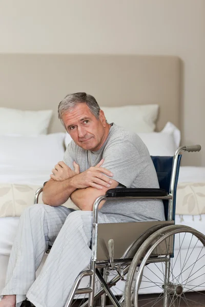 Задуманный пожилой человек в инвалидном кресле — стоковое фото