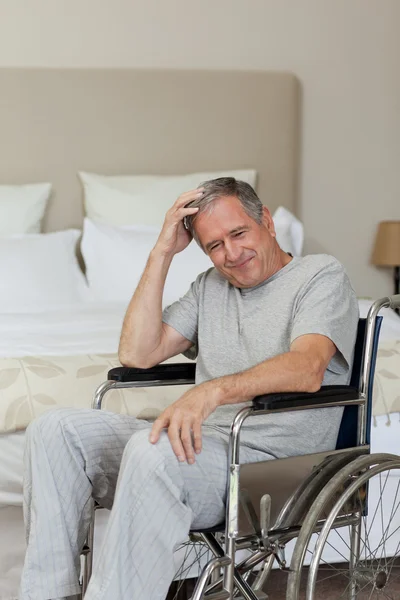 Hombre mayor sonriente en su silla de ruedas en casa —  Fotos de Stock