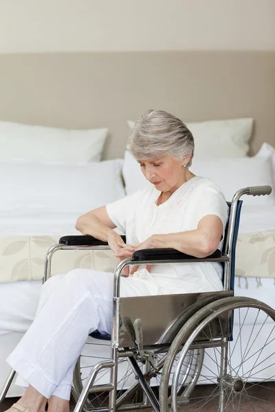 Seniorin schläft im Rollstuhl zu Hause — Stockfoto