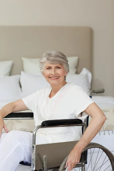 Sorridente donna anziana sulla sedia a rotelle — Foto Stock